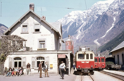 Bellinzona-Mesocco-Bahn, Bahnhof Mesocco, AB ABe 4/4 41 und RhB ABDe 4/4 452, Aufnahme 1972