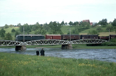 SBB, Reussbrücke zwischen Oberrüti und Rotkreuz, Güterzug mit Ae 6/6 11512 HORGEN, Aufnahme 1966