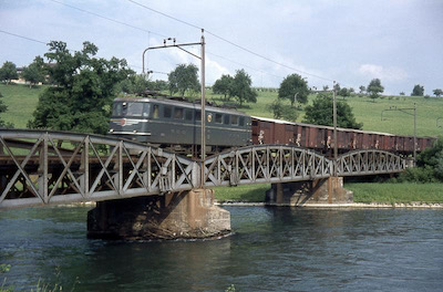 SBB, Reussbrücke zwischen Oberrüti und Rotkreuz, Güterzug mit Ae 6/6 11413 Kanton SCHAFFHAUSEN, Aufnahme 1969