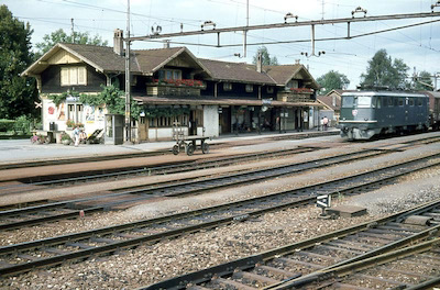 SBB, Bahnhof Rotkreuz, altes Bahnhofsgebäude, Güterzug mit Ae 6/6, Aufnahme 1971