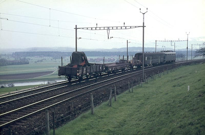 SBB, südlich von Mühlau, unten die Reuss, Güterzug mit Ae 6/6, Aufnahmejahr unbekannt