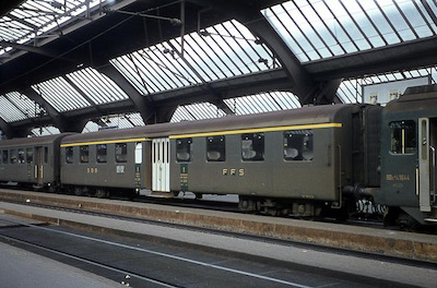 SBB, Bahnhofshalle Zürich HB, A 2290 (ehemaliger Pneuwagen) in einem Pendelzug nach Linthal, Aufnahme 1964