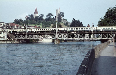 BT, Luzern, Reussbrücke, Personenzug mit BDe 4/4 50, SBB B 6000 an erster Stelle und Speisewagen WR4ü 250 (später WR 450) an zweiter Stelle, Aufnahme 1961