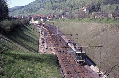 SBB, Tecknau, Schnellzug mit Ae 6/6 vor der Einfahrt in den Hauenstein-Basitunnel, Aufnahme 1967
