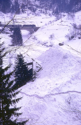 SBB Gotthardbahn, bei Gurtnellen, Lawinenkegel, Aufnahme 1968