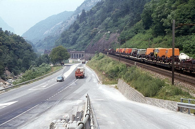 Leventina / Lavorgo, Bahn, Strasse, 1981