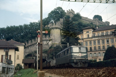 SBB, Bellinzona, Montebello-Tunnel, Güterzug mit Ae 6/6 11425 “Genève“, Aufnahme 1970