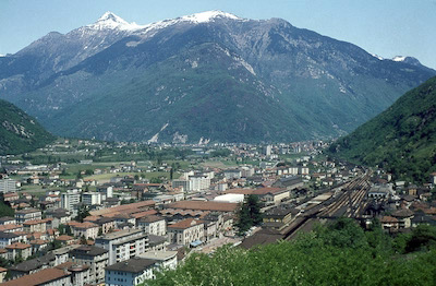 Bellinzona, Stadt und SBB Bahnhof, Aufnahme 1967 ab Montebello