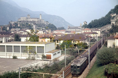 SBB, südlich Bellinzona, Burgen, Personenzug mit Re 4/4 I, Aufnahme 1970