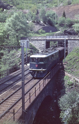 SBB Gotthardbahn, Dazio Grande, Freggio-Kehrtunnel, Güterzug mit Ae 6/6 11430 “Gemeinde Schwyz“, Aufnahme 1963