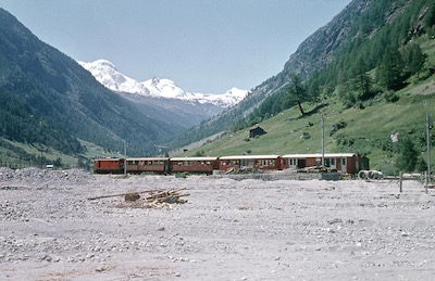 Brig-Visp-Zermatt-Bahn, Täsch, Rüfe, Personenzug mit HGe 4/4, Aufnahme 1958
