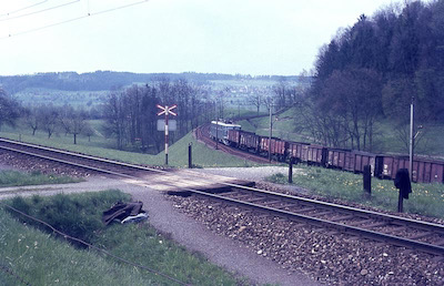 SBB, westlich von Rotkreuz, Verzweigung Luzern / Freiamt, Güterzug mit Ae 6/6, Aufnahme 1967