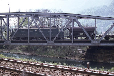 SBB, Ziegelbrücke Nord-West-Seite, Einfahrten von Schänis (vorne) und Bilten (Brücke über den Linth-Kanal), Güterzug mit Ae 6/6 11462 BIASCA, Aufnahme 1980
