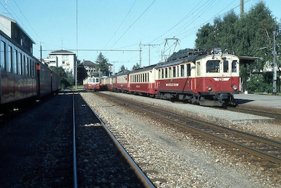 AB, Gossau, Personenzug mit ABe 4/4 42 (rechts), Triebwagen BDe 4/4 46 oder 47 (Mitte), Aufnahme 1983