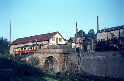 AB, Herisau Ost, oben Triebwagen ABe 4/4 Serie 40-43 der AB mit Güterwagen, unten BT (Tunnel), Aufnahme 1966