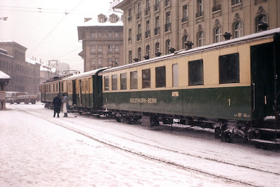 SZB, alte Station Bern (Bahnhofplatz vor dem Schweizerhof), Personenzug mit BFe 4/4 11, Aufnahme 1963